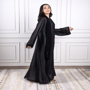 ‎ عباية نسائية ستان بلون أسود